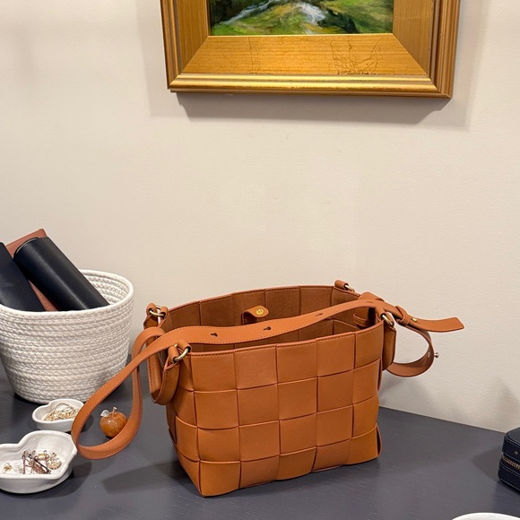 J. McLaughlin Woven Tan Leather Shoulder Bag adjustable strap - Picture 2 of 11